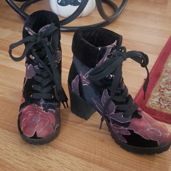 SM New York Booties - Picture 4 of 4